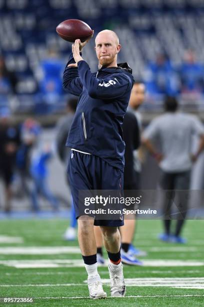 Chicago Bears quarterback Mike Glennon warms up prior to a game between the Chicago Bears and the Detroit Lions on December 16 at Ford Field in...