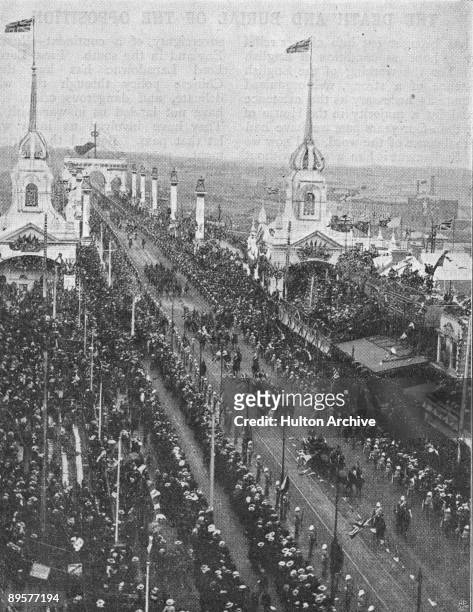 Procession to mark the opening of the Federal Parliament makes its way down Swanston Street, Melbourne, Australia, May 1901.