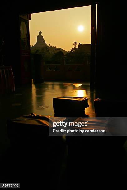 buddha and worship mats - mosteiro de po lin imagens e fotografias de stock