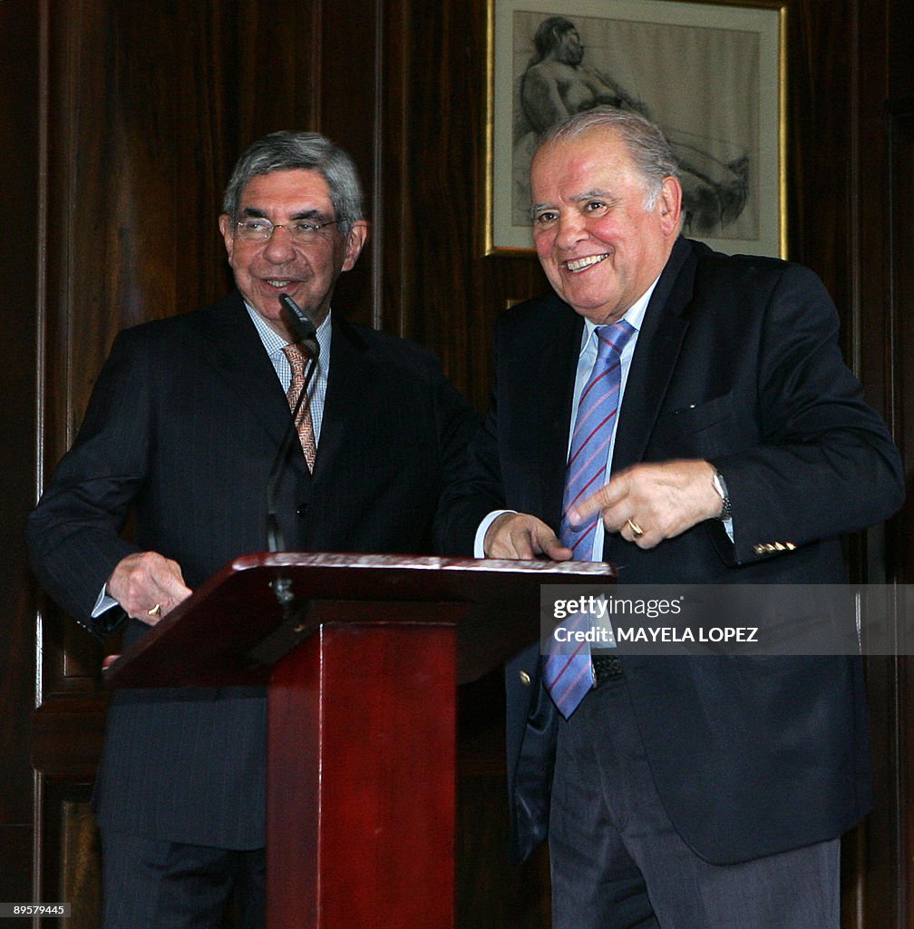 Costa Rican President Oscar Arias (L) an