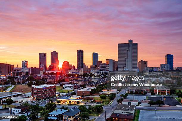texas, fort worth skyline at sunrise - fort worth fotografías e imágenes de stock