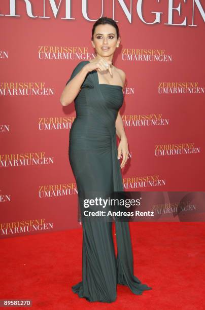 Actress Penelope Cruz arrives for the Los Abrazos Rotos - German Premiere at cinema Kulturbrauerei on August 3, 2009 in Berlin, Germany.