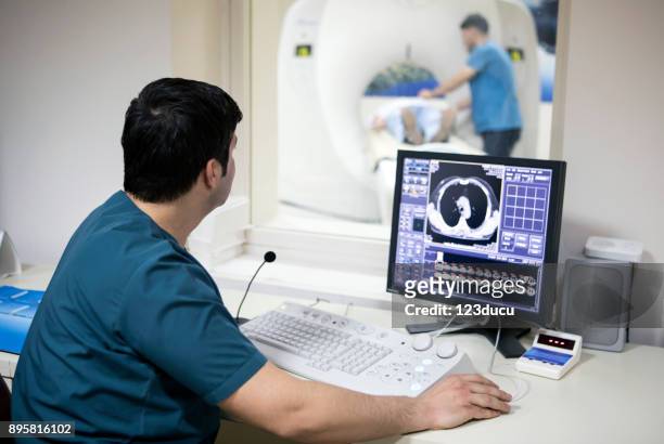 radiologe am arbeitsplatz - pet tomograph stock-fotos und bilder