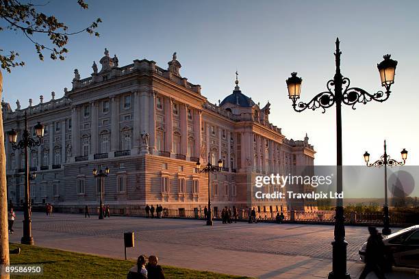 royal palace - koninklijk paleis van madrid stockfoto's en -beelden