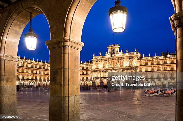 plaza mayor illuminated - salamanca fotografías e imágenes de stock