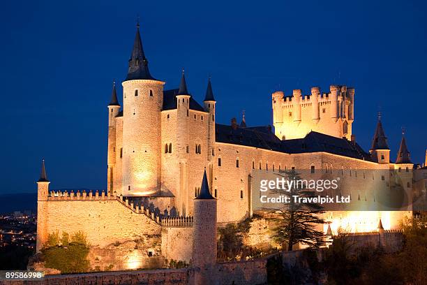 segovia castle illuminated - castelo de alcázar imagens e fotografias de stock