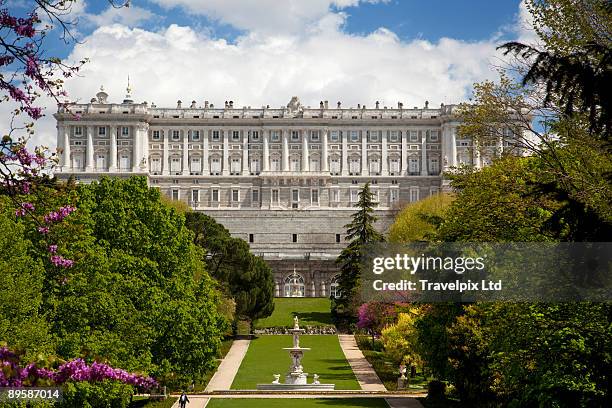 royal palace - koninklijk paleis van madrid stockfoto's en -beelden