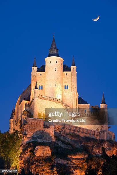 segovia castle illuminated - castelo de alcázar imagens e fotografias de stock