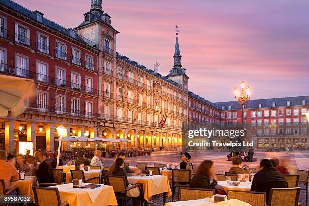 pavement cafes, plaza mayor - madrid fotografías e imágenes de stock