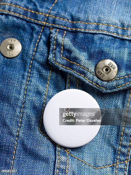 blank button badge on denim jeans jacket. - jeansjacke stock-fotos und bilder