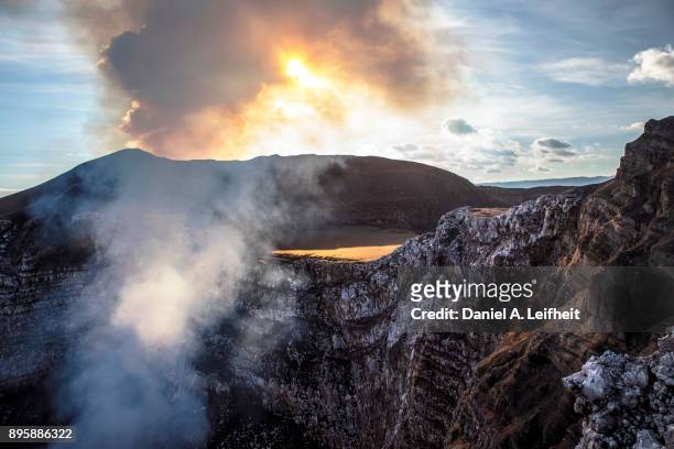 active volcano - nicaragua 個照片及圖片檔