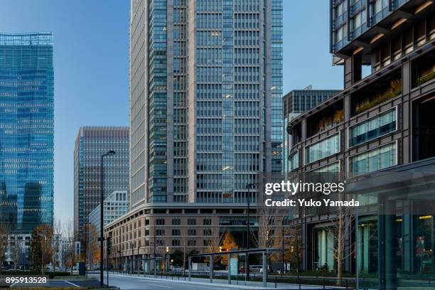 street view at dawn in marunouchi, tokyo, japan - marunouchi stock pictures, royalty-free photos & images