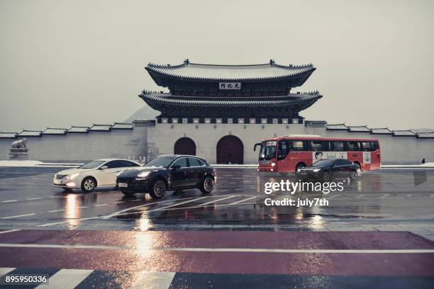 seoul gwanghwamun gate snow day gwanghwamun - gwanghwamun gate stock pictures, royalty-free photos & images