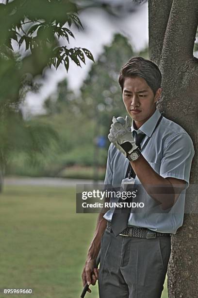 businessman holding golf ball - ball passen stockfoto's en -beelden