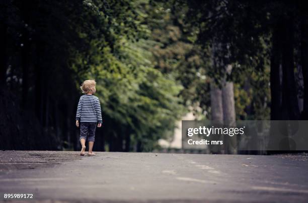 walking away - boy barefoot rear view stockfoto's en -beelden