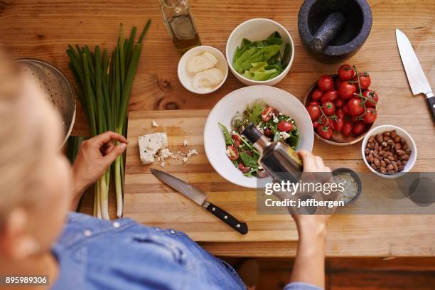 è facile come tagliare, vestire, sssare e servire - aceto foto e immagini stock