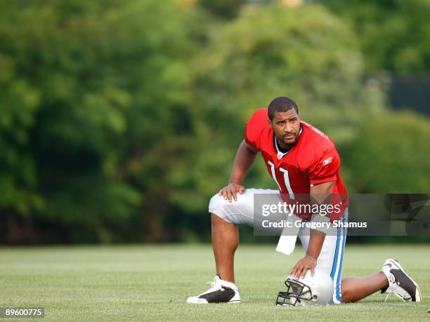 Daunte Culpepper stretches during training camp at the Detroit Lions Headquarters and Training Facility on August 4, 2009 in Allen Park, Michigan.