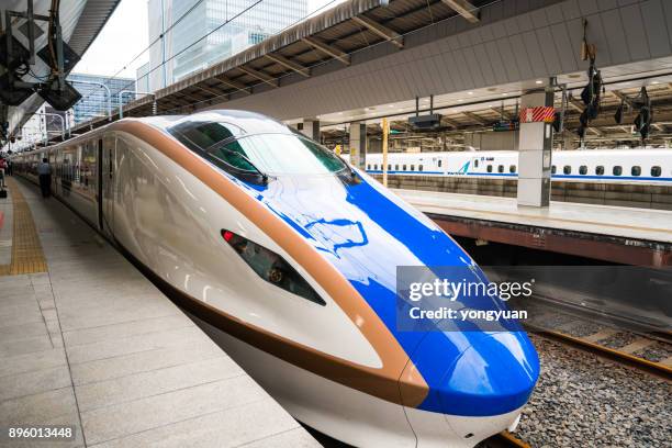 shinkansen-hochgeschwindigkeitszug in tokyo station - tokyo station stock-fotos und bilder