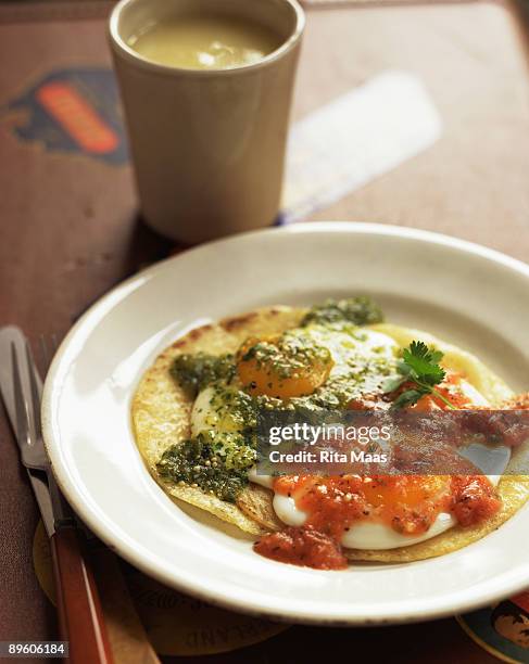 huevos rancheros - huevos-rancheros fotografías e imágenes de stock