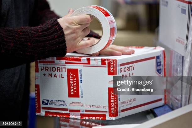 Tape Wrapper Photos and Premium High Res Pictures - Getty Images