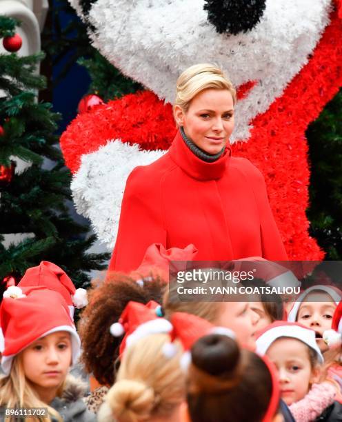 Princess Charlene of Monaco poses during the Children's Christmas ceremony at the Monaco Palace on December 20, 2017. / AFP PHOTO / YANN COATSALIOU