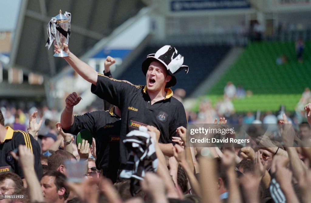 Doddie Weir Newcastle Falcons celebrate Winning the League 1998