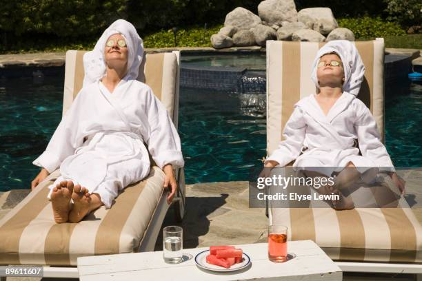 staycation - zurücklehnen stock-fotos und bilder