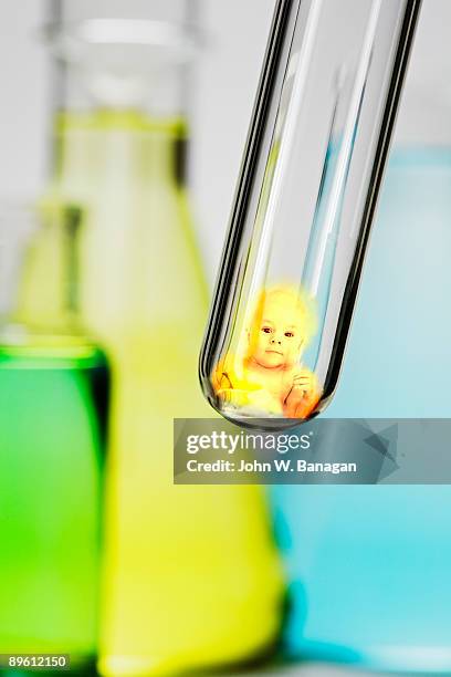 image of baby in test tube - artigos de vidro de laboratório - fotografias e filmes do acervo