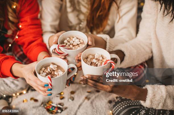 it's warme chocolademelk o'clock - christmas drinks stockfoto's en -beelden