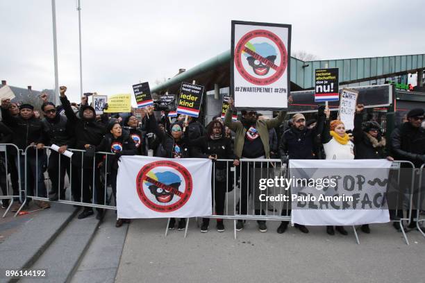 activistas protest against black pete with santa claus - zwarte piet stock-fotos und bilder