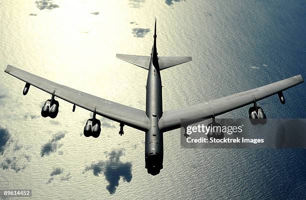 november 12, 2008 - a b-52 stratofortress in flight over the pacific ocean.                                                          - explosive 個照片及圖片檔