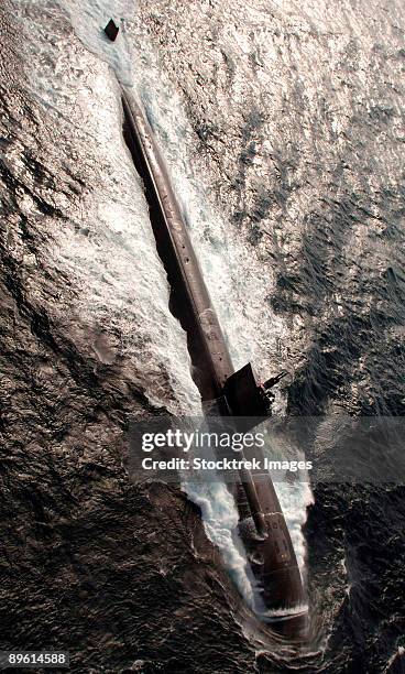 san diego, february 15, 2006 - uss asheville (ssn-758), gets underway in preparation of conducting high-speed surface drills off the coast of southern california.   - 浮き上がる ストックフォトと画像