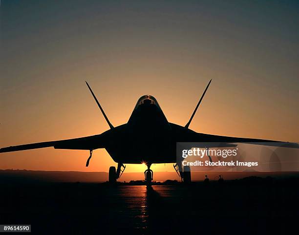 silhouette of a f-22 raptor - f 22 raptor stock-fotos und bilder