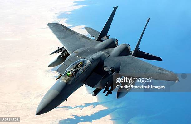 august 16, 2004 - an f-15e strike eagle flies over iraq during a combat mission.   - f 15 stock-fotos und bilder