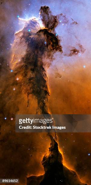 stellar spire in the eagle nebula. - nebulosa del águila fotografías e imágenes de stock