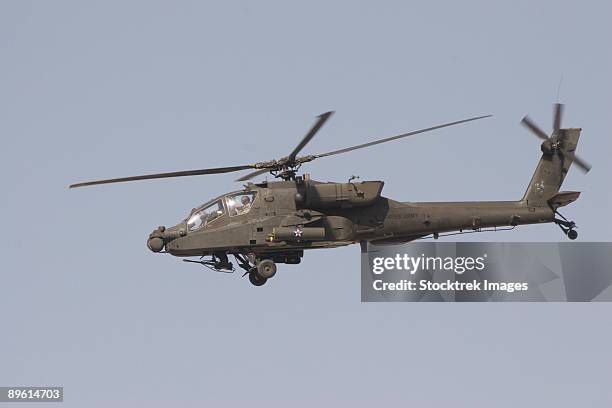 an ah-64 apache in flight over the baghdad hotel in central baghdad, iraq. - apache helikopter stockfoto's en -beelden