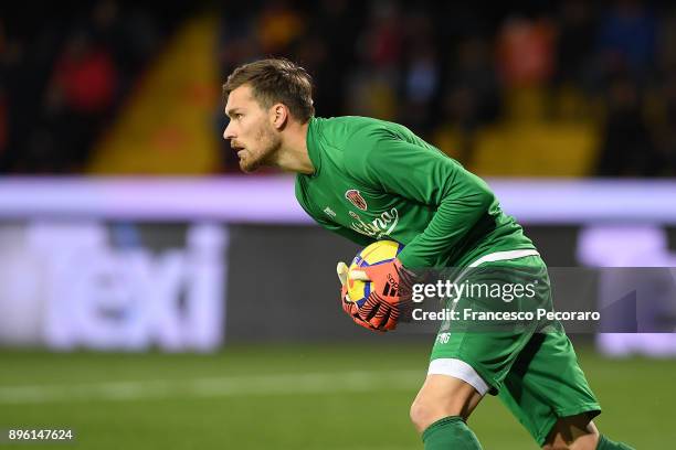 Vid Belec of Benevento Calcio in action during the Serie A match between Benevento Calcio and Spal at Stadio Ciro Vigorito on December 17, 2017 in...