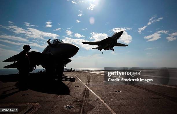 persian gulf, january 6, 2005 - an f-14d tomcat prepares to make an arrested landing on the flight deck aboard the nimitz-class aircraft carrier uss theodore roosevelt (cvn-71).  - f 14 tomcat photos et images de collection