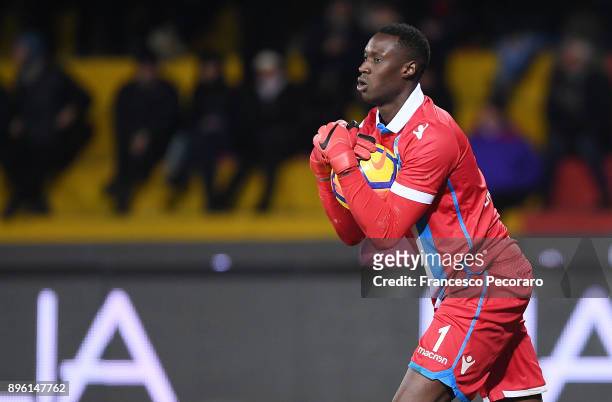 Alfred Gomis of Spal in action during the Serie A match between Benevento Calcio and Spal at Stadio Ciro Vigorito on December 17, 2017 in Benevento,...