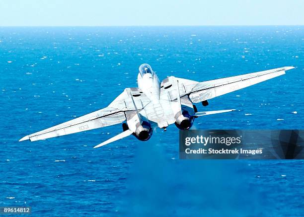 mediterranean sea, march 2, 2006 - an f-14d tomcat lifts from the flight deck of the nimitz-class aircraft carrier uss theodore roosevelt (cvn-71).  - avion de chasse photos et images de collection