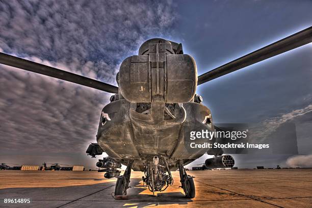 7 exposure hdr image of a stationary ah-64d apache helicopter. - camp speicher stock pictures, royalty-free photos & images