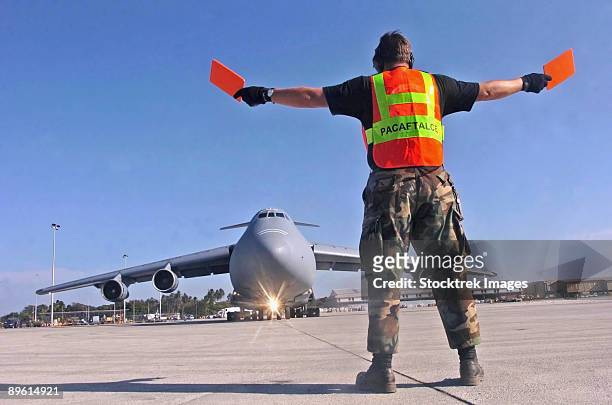 bandanaike , sri lanka - crew chief marshals a c-5 galaxy aircraft that landed at the international airport supporting operation unified assistance.   - c 5 galaxy foto e immagini stock
