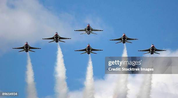 andersen air force base, guam, september 12, 2004 - the united states air force demonstration team thunderbirds performs for the first time in 10 years.   - espectáculo aéreo fotografías e imágenes de stock
