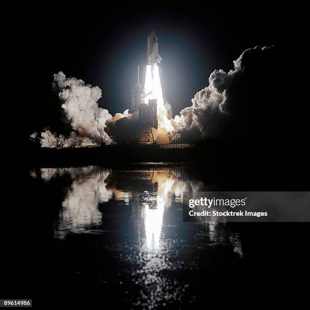 space shuttle endeavour liftoff. - cabo canaveral - fotografias e filmes do acervo