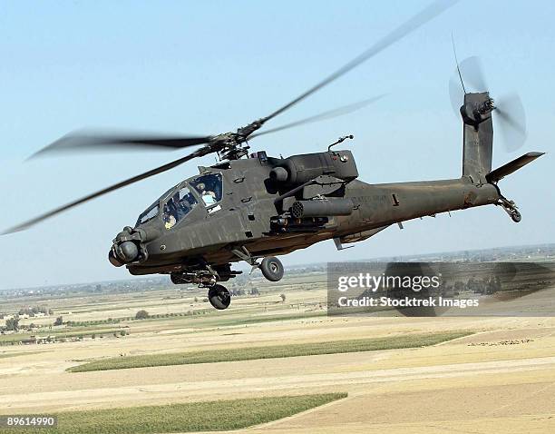 october 21, 2005 - a u.s. army ah-64d longbow apache provides ground forces with air support from forward operating base speicher iraq, during operation iraqi freedom.  t - ah 64 longbow 個照片及圖片檔
