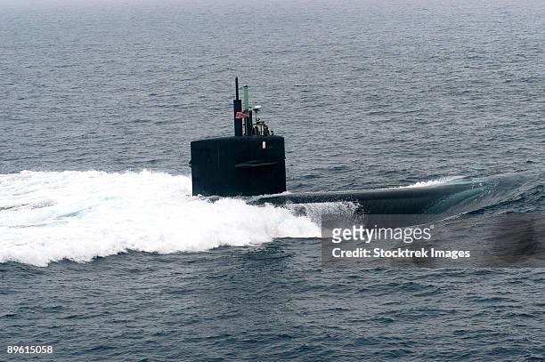 pacific ocean, june 21, 2004 - los angeles-class fast attack submarine uss louisville (ssn-724) gets underway from naval submarine base point loma, california, to conduct routine exercises. - 浮き上がる ストックフォトと画像