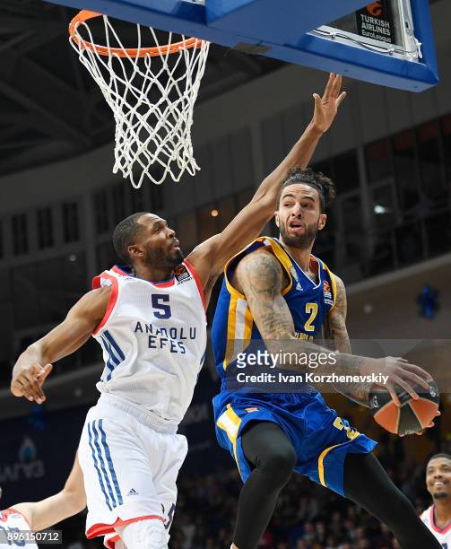 Tyler Honeycutt, #2 of Khimki Moscow Region competes with Derrick Brown, #5 of Anadolu Efes Istanbul during the 2017/2018 Turkish Airlines EuroLeague...