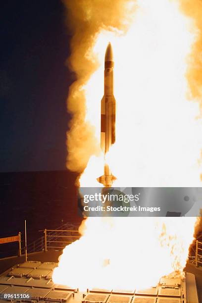 a standard missile three (sm-3) is launched from the mark 41 vertical launch system (vls) onboard the us navy ticonderoga class guided missile cruiser uss lake erie (cg-70) at the pacific missile range facility, kauai, hawaii.  - uss lake erie cg 70 stock pictures, royalty-free photos & images