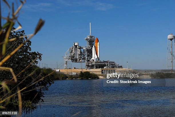january 14, 2009 - viewed across the waters of the banana river at nasa's kennedy space center in florida, space shuttle discovery is secured on launch pad 39a.  - cabo canaveral - fotografias e filmes do acervo