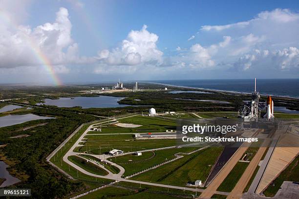 space shuttle atlantis and endeavour on the launch pads at kennedy space center in florida. - nasa kennedy space center stockfoto's en -beelden